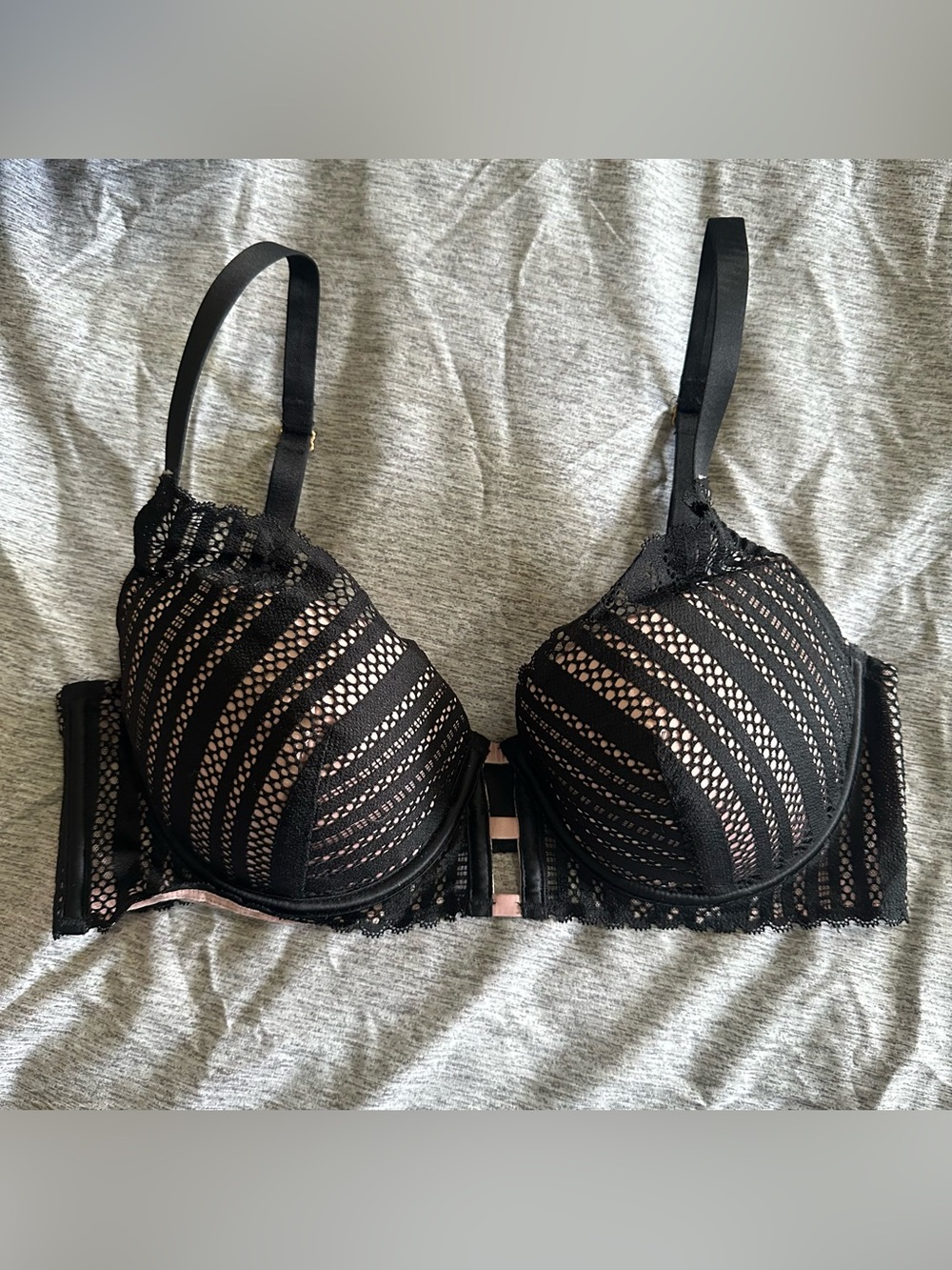 Victoria’s Secret Black Lace Underwire Bra 34D NWOT